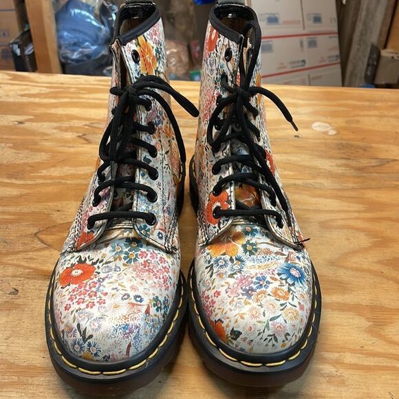 Dr Martens White Meadow Floral Boots in a size 8 - Picture 16 of 16